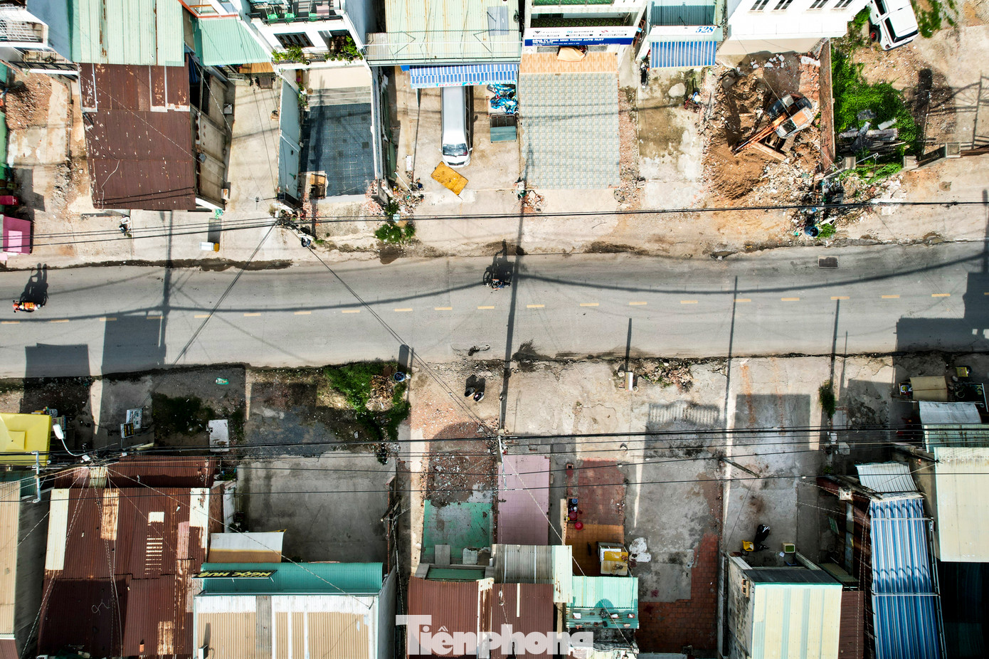 Đường Hoàng Hữu Nam là một trong những tuyến đường kết nối vào bến xe Miền Đông mới. Mặt đường chỉ rộng khoảng 7m, lại không có dải phân cách nên rất dễ xảy ra tai nạn giao thông.