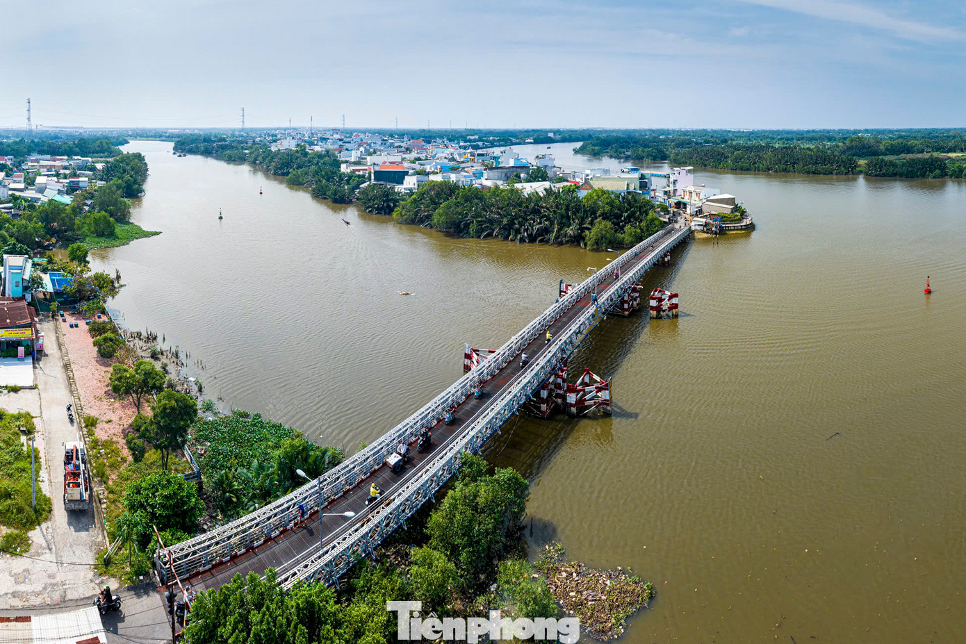 Cầu Rạch Dơi (nối huyện Nhà Bè, TPHCM với huyện Long Hòa, Long An), nhiều chân cầu bằng trụ sắt đã bị gỉ sét, một số chân cầu bằng sắt cũng bị thủng lỗ chỗ.