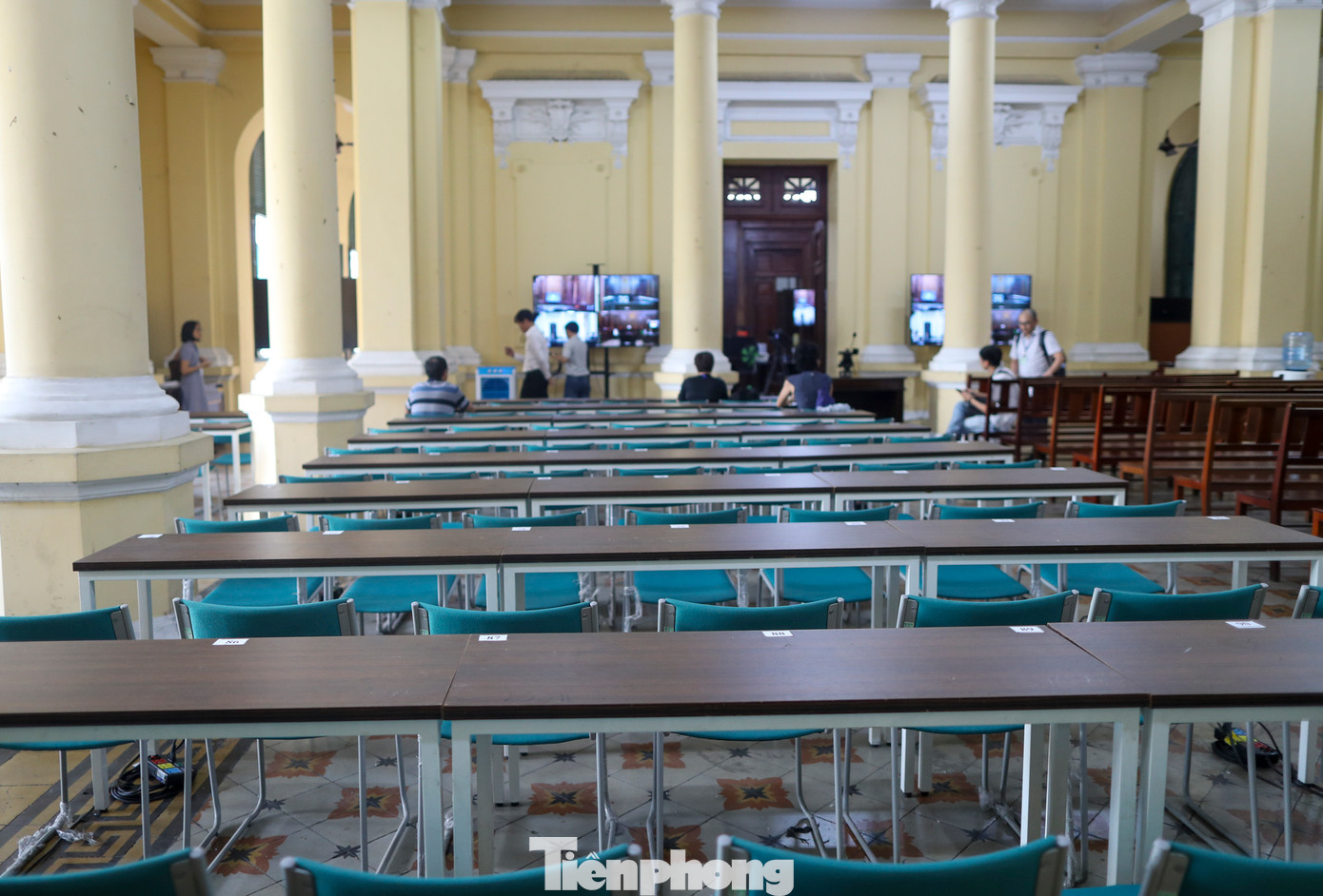 Khu vực bên ngoài phòng xử chính được &apos;trưng dụng&apos; để người tham dự phiên tòa theo dõi diễn biến xét xử qua màn hình tivi.