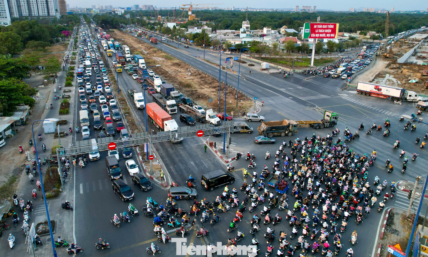 Đường Mai Chí Thọ ùn tắc kéo dài hơn 1km hướng từ nút giao Cát Lái về tới nút giao An Phú.