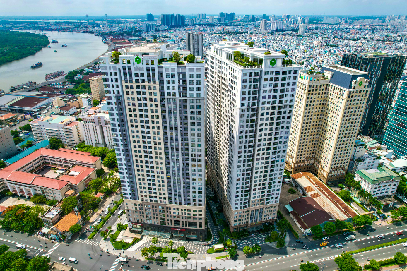 Khu đất 39-39B Bến Vân Đồn rộng 6.202 m2 có nguồn gốc thuộc sở hữu Nhà nước do Tổng công ty Cao su Đồng Nai và Công ty Cao su Bà Rịa quản lý. Hai đơn vị này lập công ty làm dự án bất động sản rồi chuyển nhượng cho doanh nghiệp khác, đẩy nhiều lãnh đạo ngành cao su vào lao lý.