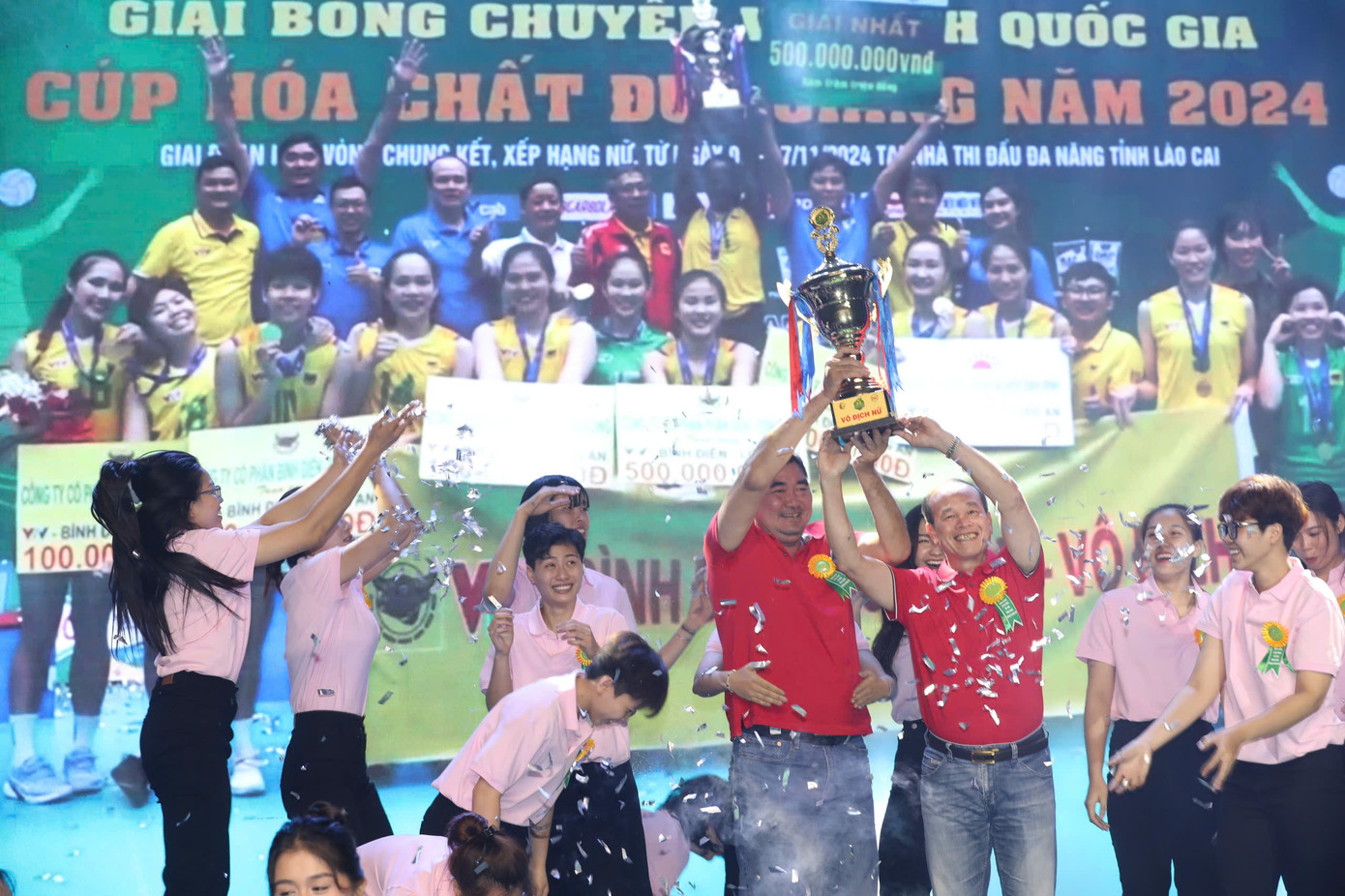 Niềm vui của đội VTV Bình Điền Long An với danh hiệu vô địch quốc gia 2024, đánh dấu 20 năm vững bước.