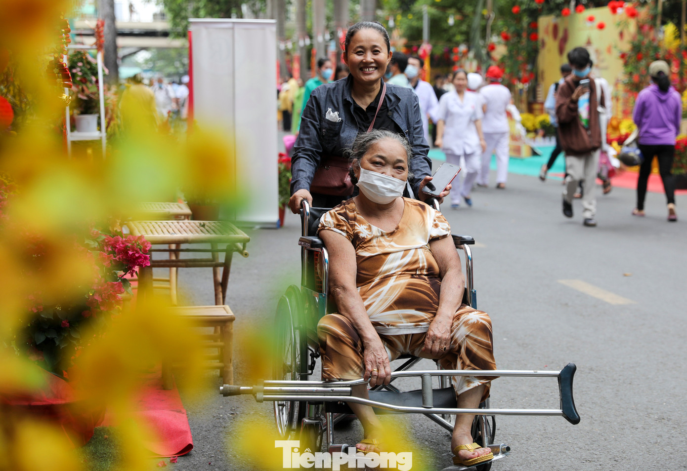 Đường hoa xuân giúp bệnh nhân đang điều trị nội trú bớt nỗi nhớ nhà, giảm phần nào nỗi đau do bệnh tật.