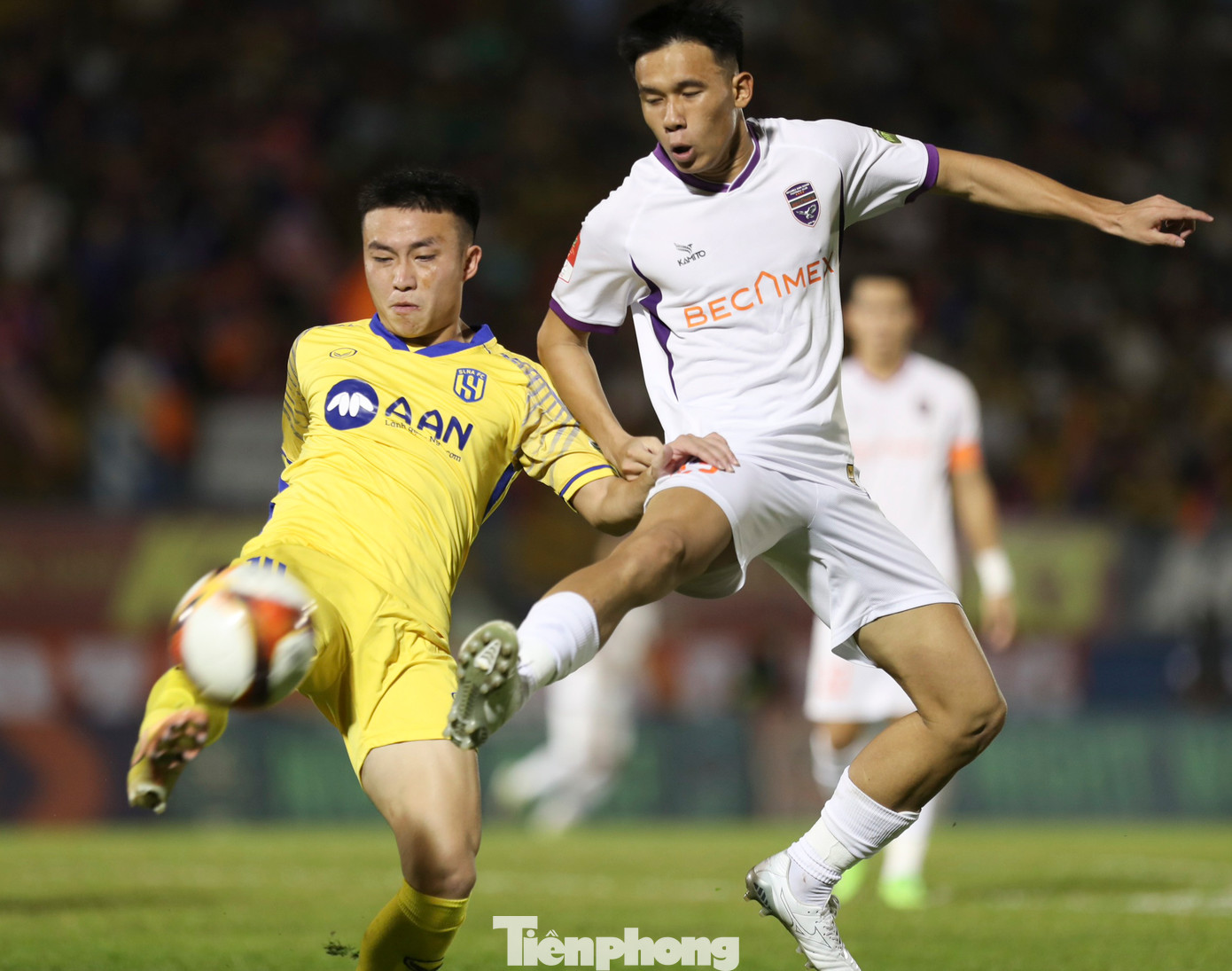 Trận đấu tưởng như đã an bài, nhưng phút 84 Olaha đánh đầu đập cột đi vào lưới Bình Dương từ một quả phạt góc. Ba phút sau một quả đá phạt khác tạo ra lộn xộn trong vòng cấm Bình Dương trước khi Mạnh Quỳnh sút bóng chạm Janclesio đi vào lưới.