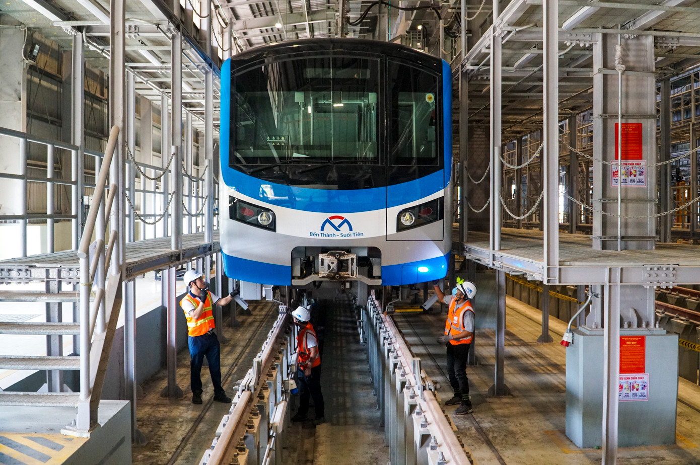 Công nhân, kỹ sư tham gia bảo dưỡng đoàn tàu của tuyến metro số 1 TPHCM. Ảnh: Duy Anh