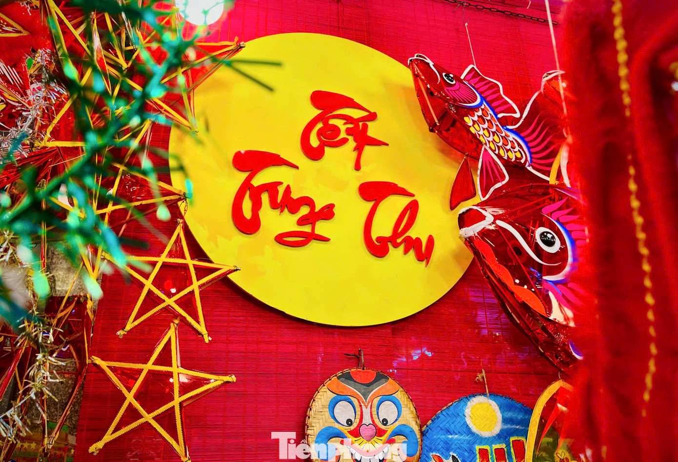 Các chủ cửa hàng bán lồng đèn rất chú trọng đến việc trang trí không gian nhằm thu hút khách hàng.