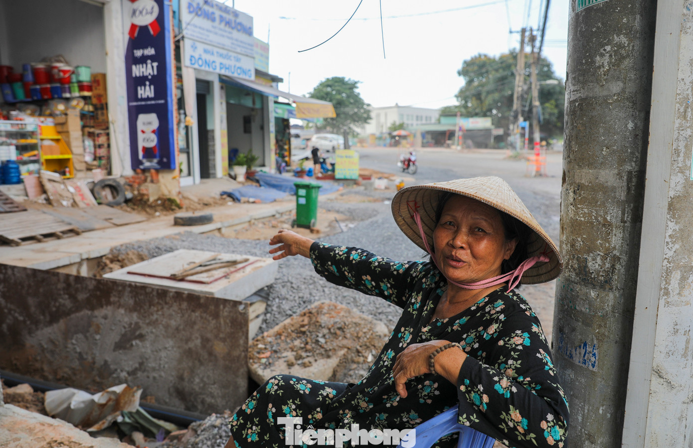 Bà Bạch Thị Thanh Xuân (phường Long Bình, TP.Thủ Đức) chia sẻ: &quot;Bao năm nay con đường nay nhỏ hẹp, xuống cấp lại nguy hiểm vì nhiều container. Khi giao mặt bằng, tôi chỉ mong sớm hoàn thiện mở rộng, để con đường khang trang hơn&quot;.