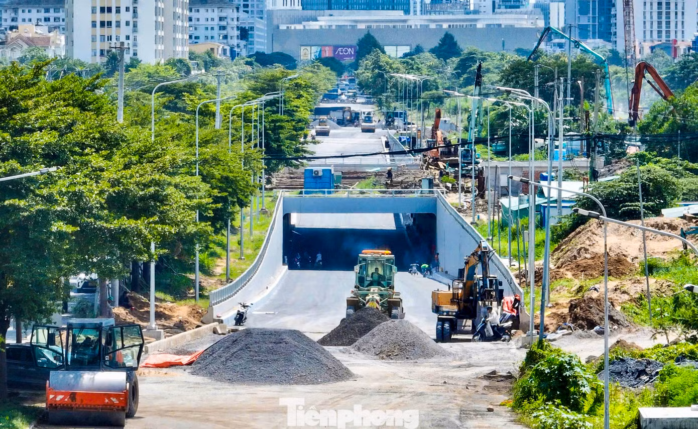 Ở đường dẫn phía hai đầu hầm đang được lu lèn, thảm nhựa trong ngày 28/9.