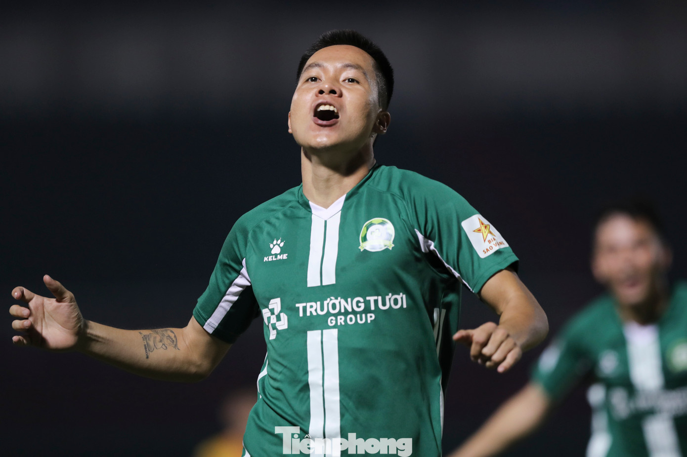 Bình Phước bất ngờ có bàn thắng khi bước sang hiệp 2. Từ tình huống lộn xộn trong vòng cấm địa ở phút 47, Lê Thanh Bình đánh đầu cận thành mở tỷ số.