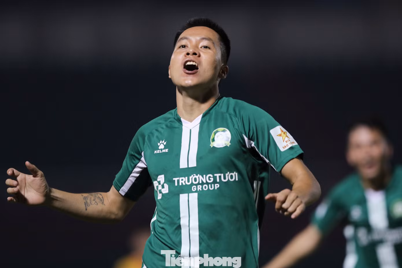 Bình Phước bất ngờ có bàn thắng khi bước sang hiệp 2. Từ tình huống lộn xộn trong vòng cấm địa ở phút 47, Lê Thanh Bình đánh đầu cận thành mở tỷ số.