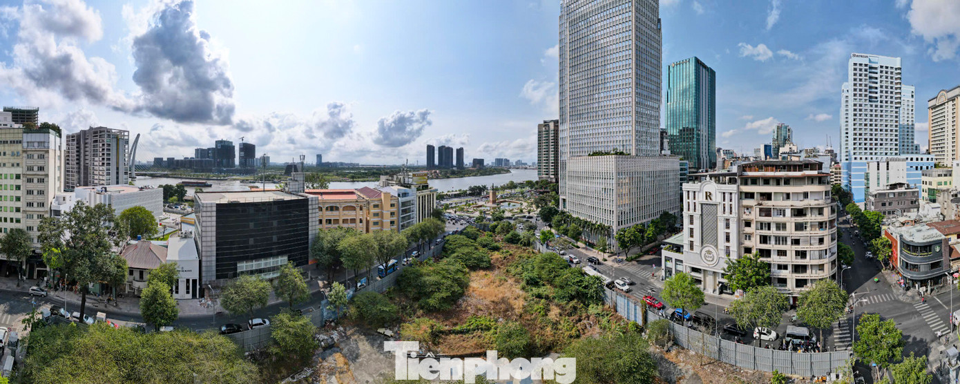 Khu đất vàng hơn 6.000m2 tại địa chỉ số 2-4-6 Hai Bà Trưng (quận 1) cũng bị bỏ hoang đầy lãng phí trong nhiều năm qua.