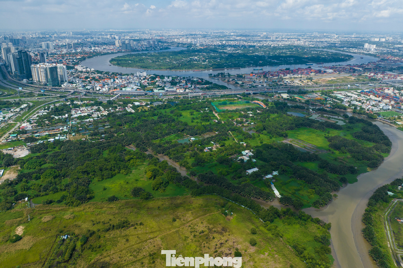 Mới đây, TPHCM vừa kêu gọi đầu tư 23 dự án văn hóa, thể thao với khoảng 25.000 tỷ đồng, trong đó có Khu liên hợp thể dục thể thao Rạch Chiếc. Thành phố giới thiệu đến các nhà đầu tư 16 dự án trong khu liên hợp này với khoảng hơn 21.000 tỷ đồng, gồm: sân vận động 50.000 chỗ, nhà thi đấu 6.000 chỗ, sân lòng chảo 3.500 chỗ và nhiều công trình khác.