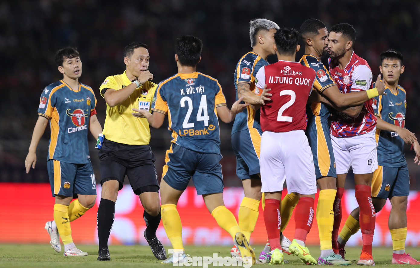 Trọng tài Ngô Duy Lân có mặt kịp thời và có những án phạt nghiêm khắc cho cầu thủ hai đội.