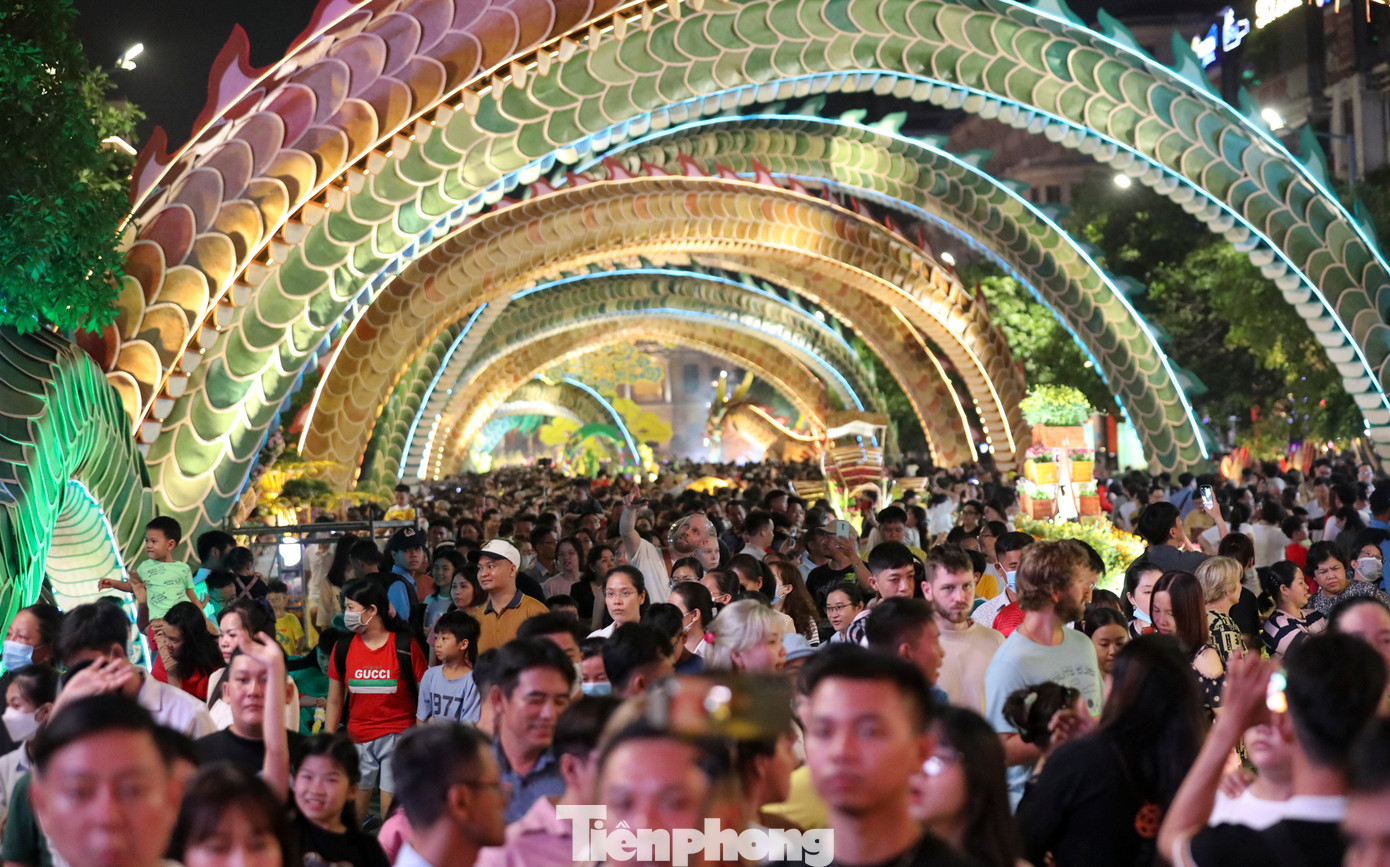 Ba phân đoạn đường hoa Nguyễn Huệ Tết 2024 gồm: Nguồn cội quê hương, băng sông vượt biển và vươn mình hội nhập.