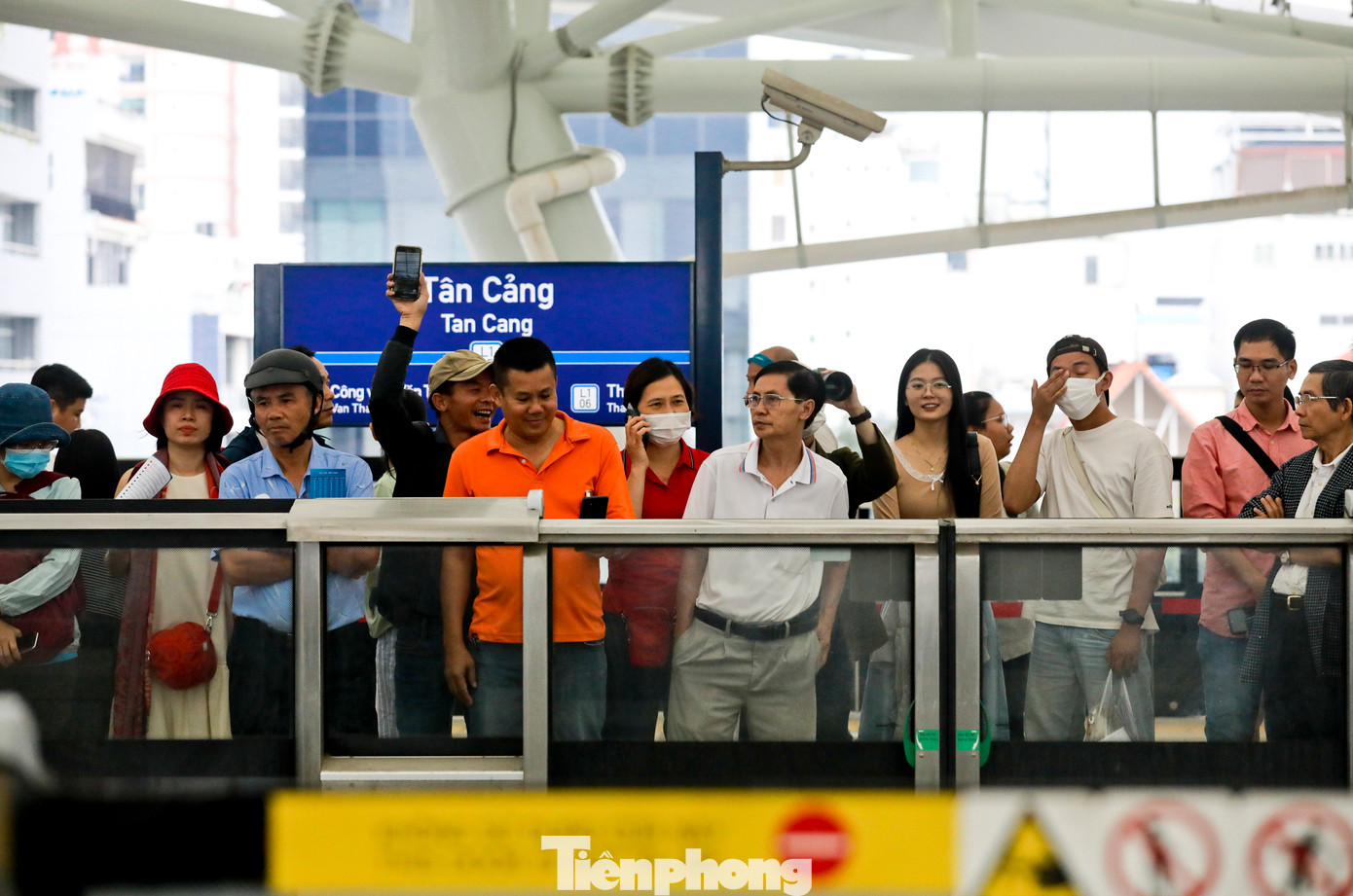 Trong thời gian đầu, tuyến metro số 1 hoạt động từ 5h-22h mỗi ngày với 9 đoàn tàu. Mỗi đoàn có thể chở tối đa 930 người (gồm 147 chỗ ngồi và 783 chỗ đứng).