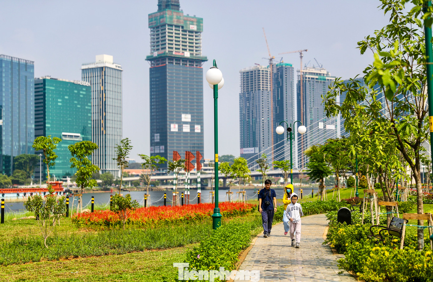 Con đường dọc công viên dài khoảng 600m được lát đá để người dân, du khách đi bộ.