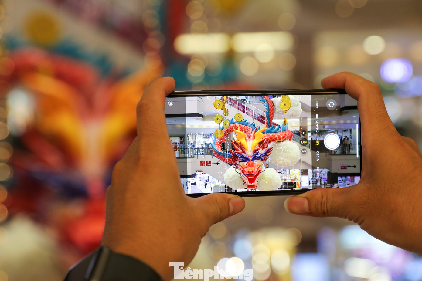 Mặc dù còn nhiều tranh cãi trên mạng, tuy nhiên, nhiều người vẫn thích thú tìm đến xem, chụp ảnh cùng linh vật rồng.