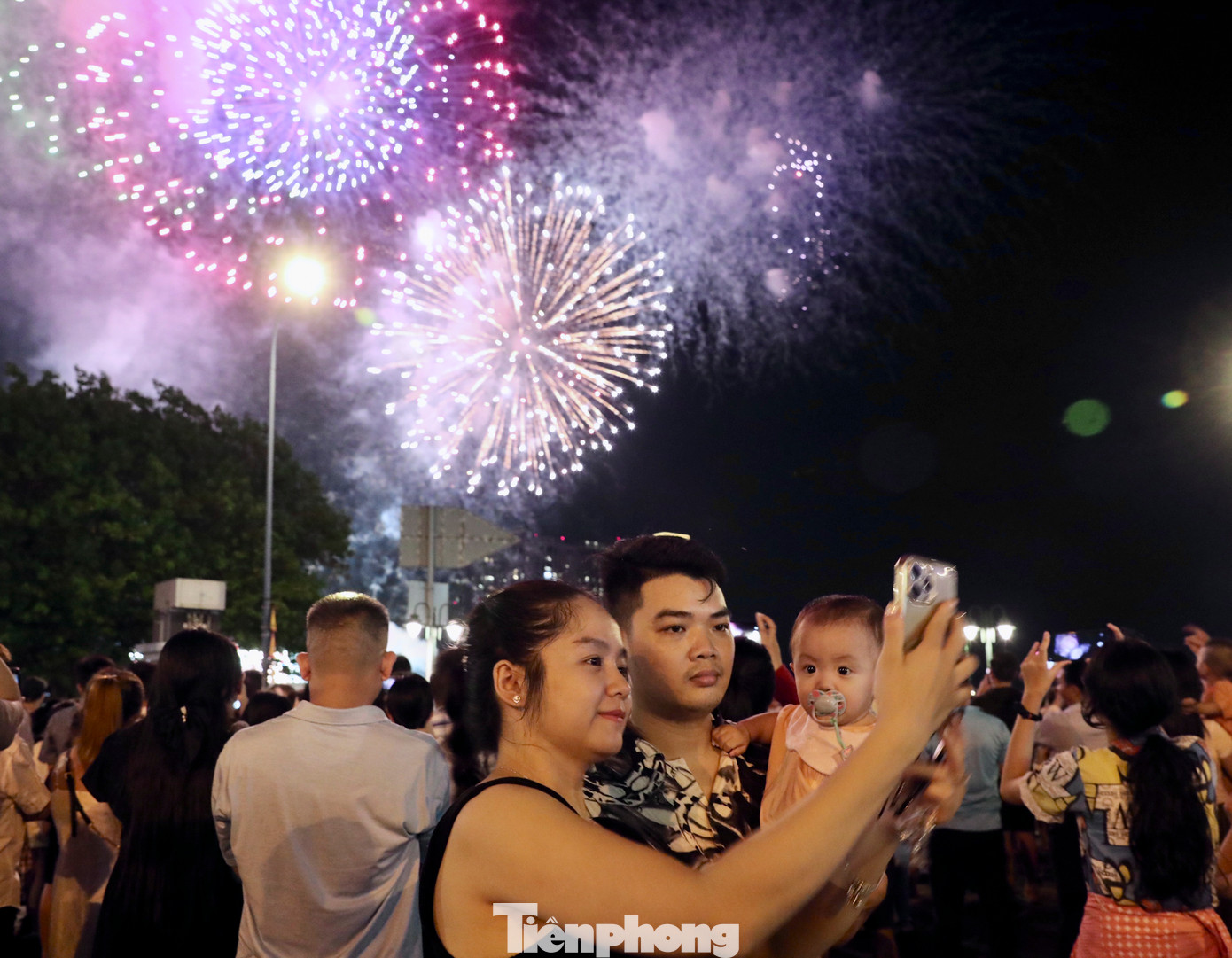 Hàng nghìn người hò reo trước màn pháo hoa đặc sắc.