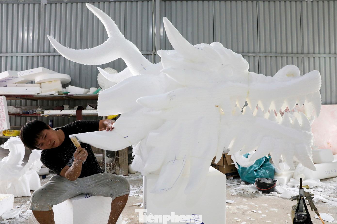 Theo đại diện nhà xưởng, với tạo hình phức tạp và đa dạng về hình dáng, kích cỡ, nhà xưởng chọn loại vật liệu chính là mút xốp được phủ lớp composite bên ngoài. Loại chất liệu này vừa dễ tạo hình, chi phí thấp, độ bền cao nên được nhiều khách hàng ưa chuộng.