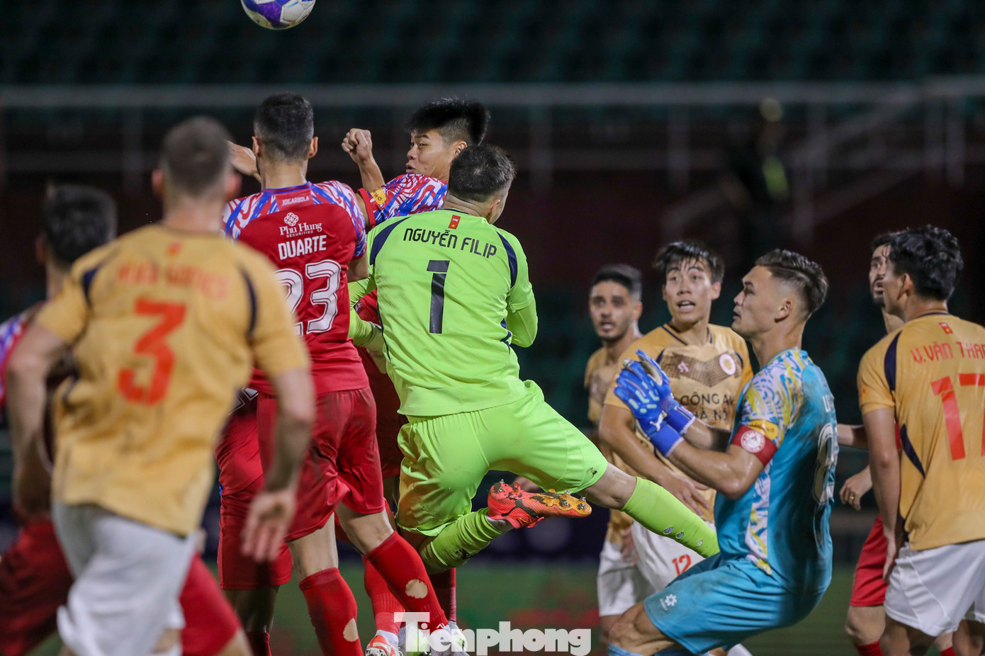 Thủ thành Filip Nguyễn thậm chí còn dâng cao để cùng đồng đội tìm bàn gỡ ở những phút cuối trận.