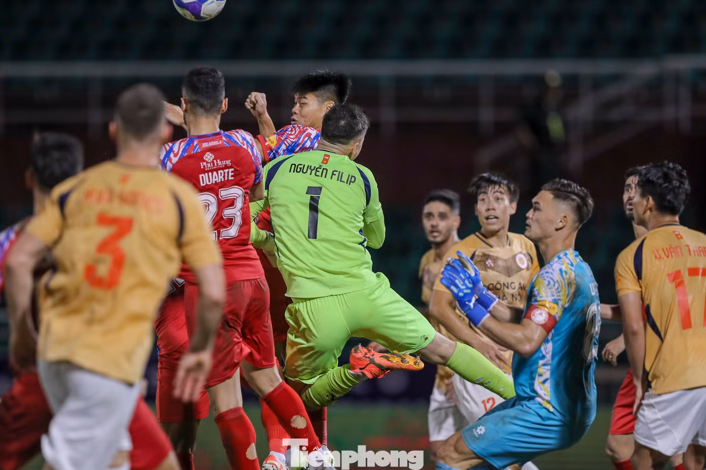 Thủ thành Filip Nguyễn thậm chí còn dâng cao để cùng đồng đội tìm bàn gỡ ở những phút cuối trận.