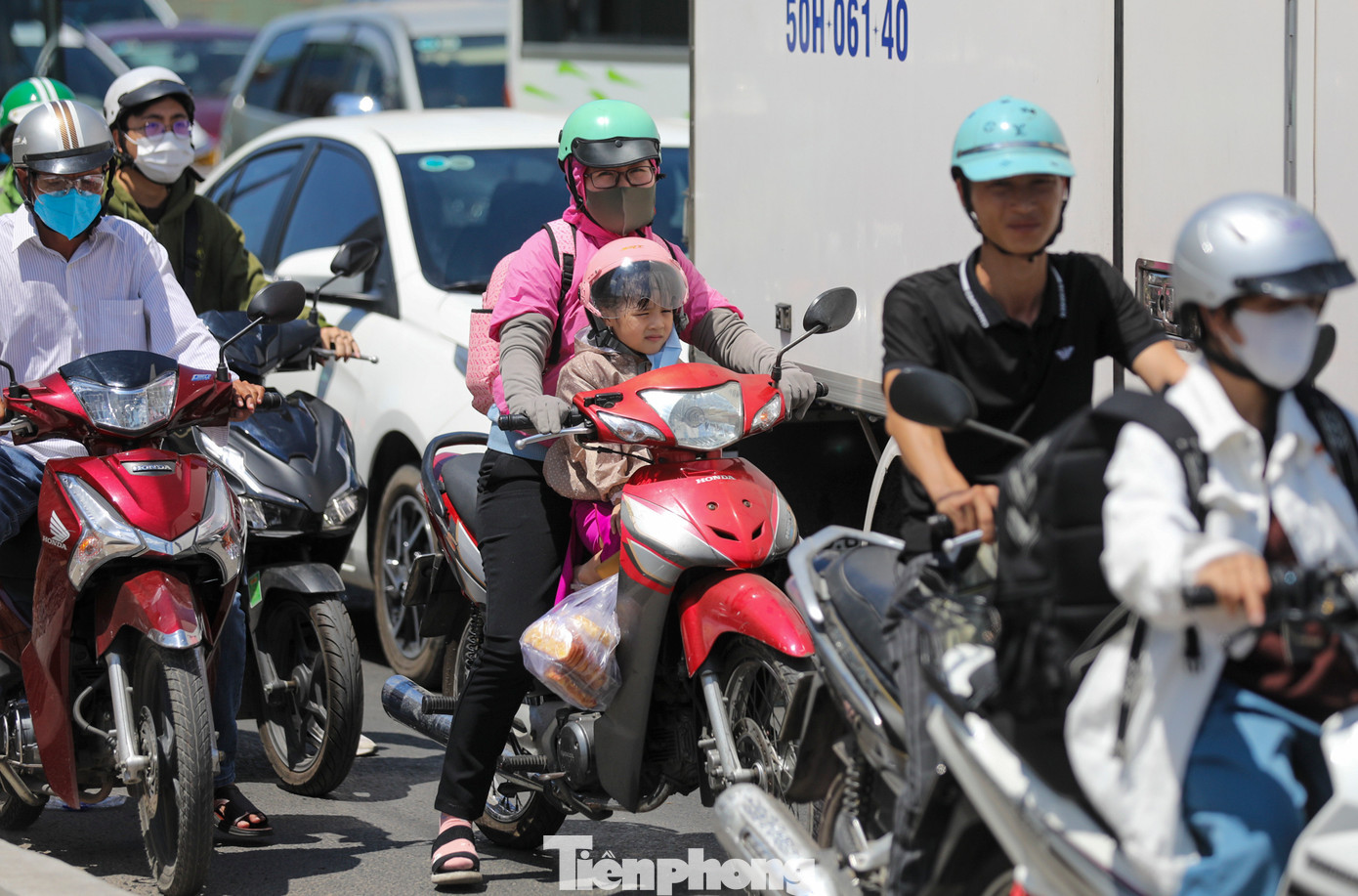 Thời tiết nắng nóng kèm theo xe cộ đông đúc khiến việc di chuyển trở nên mệt mỏi hơn.