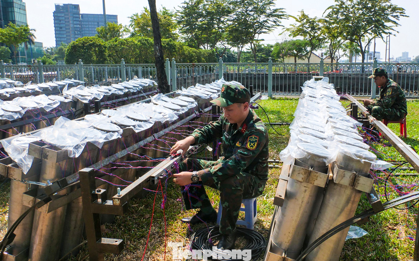 Đêm giao thừa chào đón năm mới 2024, TPHCM sẽ bắn pháo hoa tại 11 điểm, bao gồm 2 điểm tầm cao và 9 điểm tầm thấp ở khu vực nội thành và ngoại thành. Công viên hầm vượt sông Sài Gòn (TP Thủ Đức) là khu vực tập kết nhiều giàn pháo hoa nhất trong các điểm bắn của thành phố.