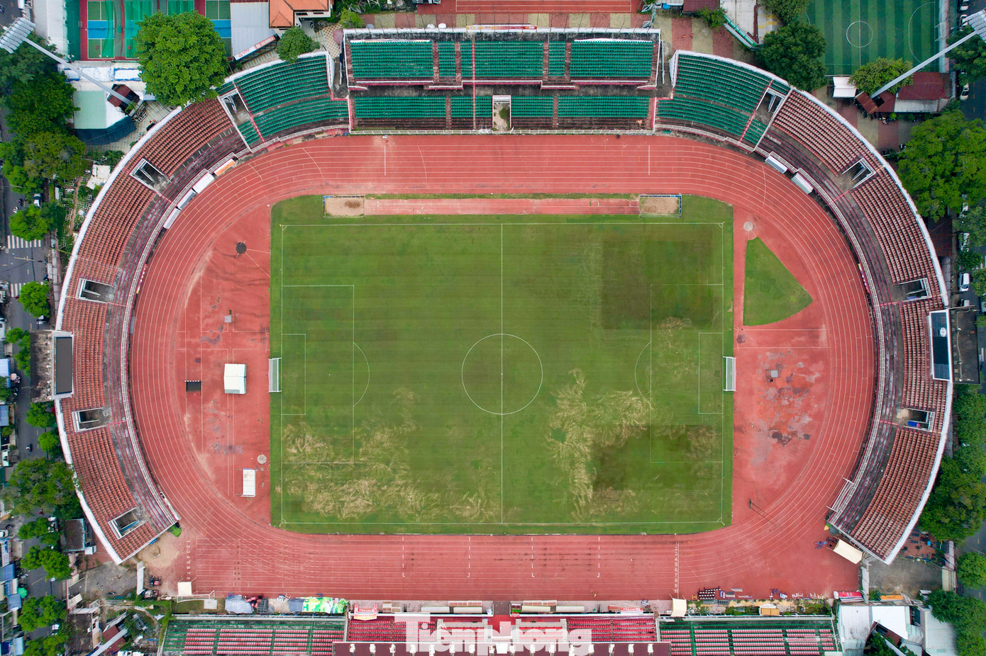 Trong quá trình thi công dự án, sân vận động sẽ xây thêm nhà điều hành xử lý nước thải, nhà tập kết rác, bể nước ngầm sinh hoạt và phòng cháy chữa cháy, hệ thống xử lý nước, cấp thoát nước, hệ thống thông tin liên lạc, hệ thống đèn khu khán đài, cây xanh, thảm cỏ, và hệ thống chống sét.