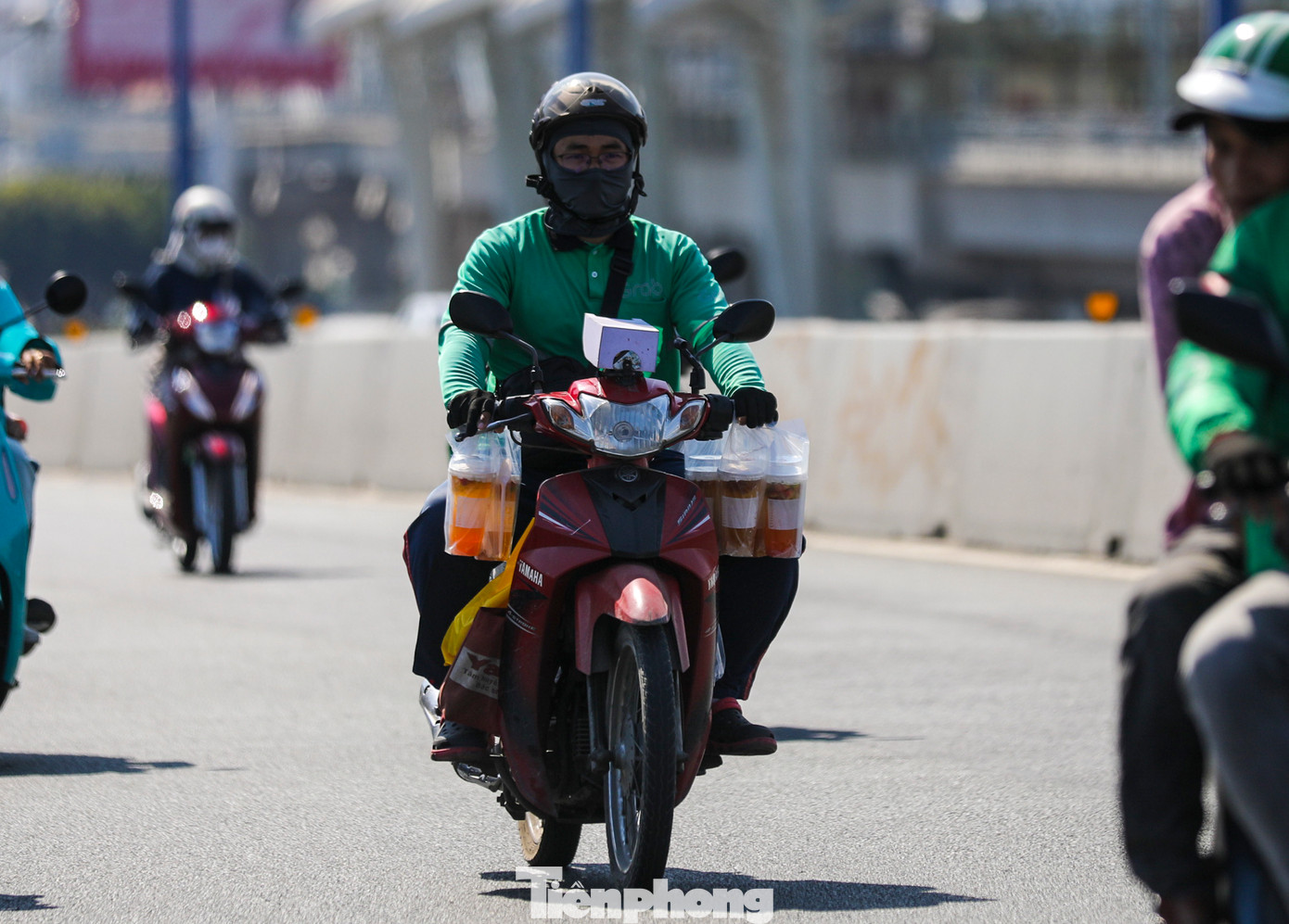 Trong lúc đa số người dân hạn chế ra đường vào những giờ nóng cao điểm thì vẫn còn rất nhiều người vẫn vẫn &quot;đội nắng&quot; mưu sinh.