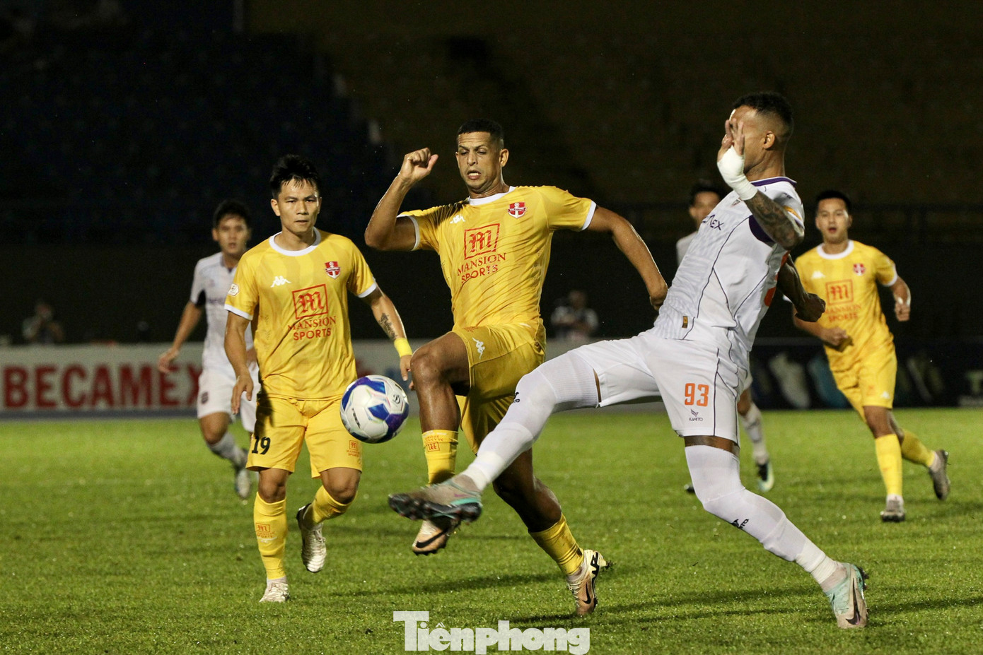 Bị dẫn bàn trong tình huống không mấy nguy hiểm nên Hải Phòng buộc phải dồn toàn lực để tấn công. Dù chơi với 2 cầu thủ ngoại ở giữa sân khi Wellington lùi về để hỗ trợ tranh chấp bóng nhưng Bình Dương vẫn để thế trận nằm trong quyền kiểm soát của Hải Phòng. Bị dẫn bàn trong tình huống không mấy nguy hiểm nên Hải Phòng buộc phải dồn toàn lực để tấn công. Dù chơi với 2 cầu thủ ngoại ở giữa sân khi Wellington lùi về để hỗ trợ tranh chấp bóng nhưng Bình Dương vẫn để thế trận nằm trong quyền kiểm soát của Hải Phòng.