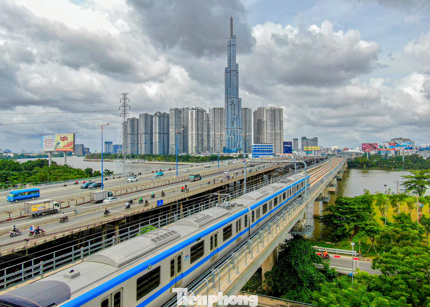Trước đó, Ban Quản lý đường sắt đô thị TPHCM cho biết tuyến metro số 1 đã chính thức vận hành thử sau thời gian đào tạo lý thuyết và thực hành cho các nhân viên người Việt (thuộc Công ty HURC1).