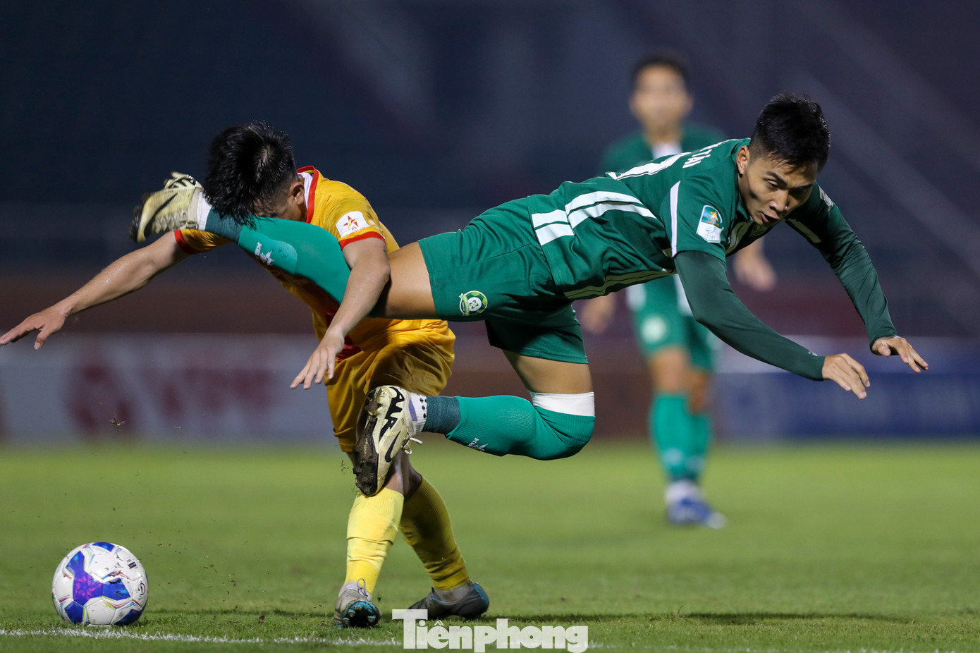 Khoảng thời gian còn lại, 2 đội còn tạo ra nhiều cơ hội ăn bàn nhưng đều bỏ lỡ.