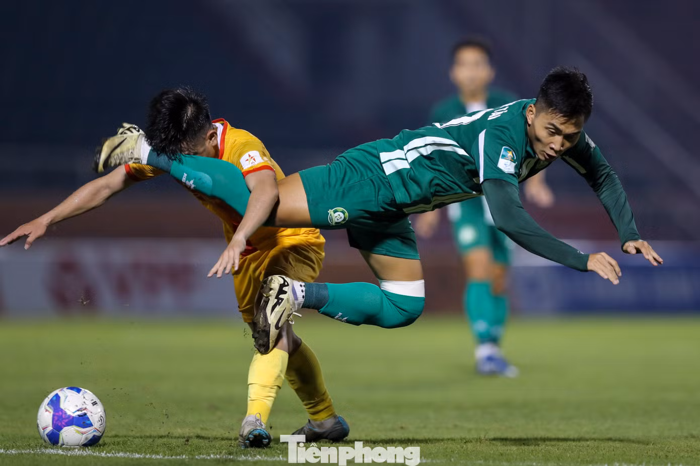 Khoảng thời gian còn lại, 2 đội còn tạo ra nhiều cơ hội ăn bàn nhưng đều bỏ lỡ.