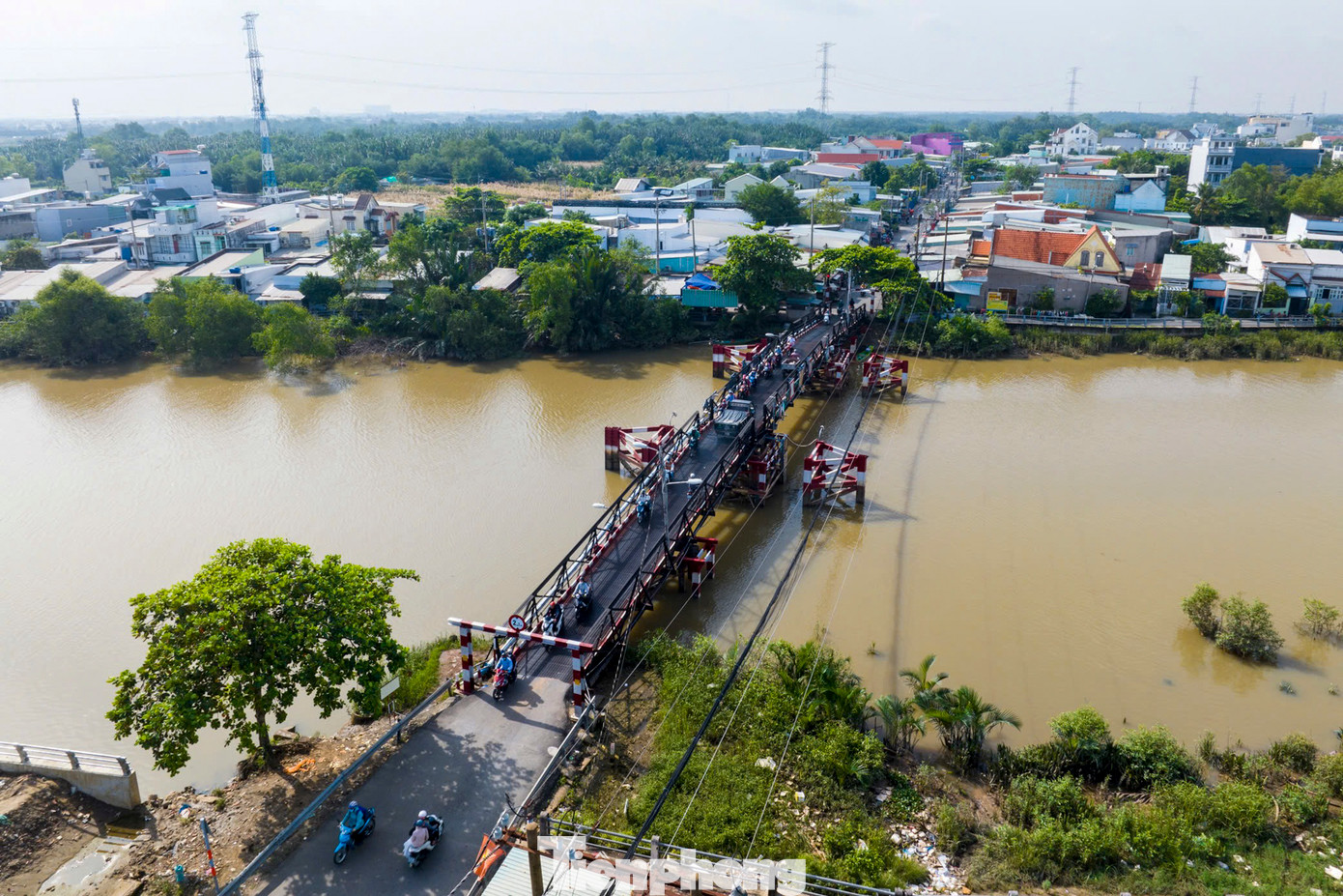 Cầu Rạch Tôm tuy đã xuống cấp nhưng vẫn đang gánh lượng lớn phương tiện qua lại hằng ngày, trong đó có cả những xe trọng tải lớn.