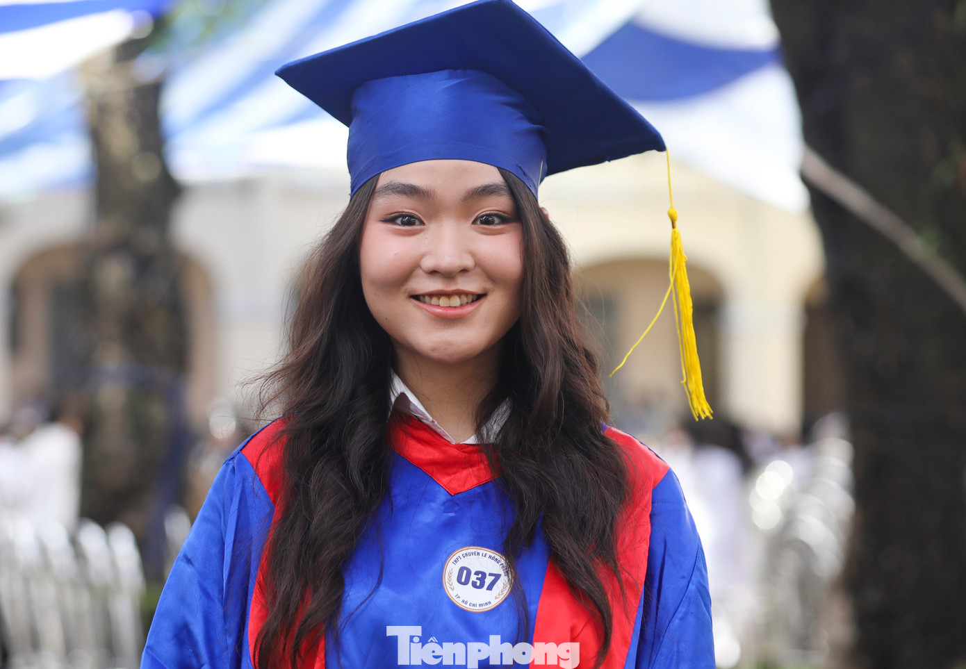 Những nữ sinh lớp 12 của Trường THPT Lê Hồng Phong rạng ngời trong bộ áo dài, đây cũng là lần khai giảng cuối cùng trong đời học sinh của các em.