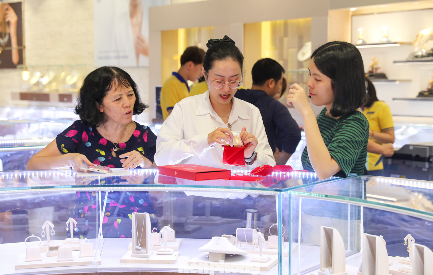 Tại cửa hàng vàng trên đường Hai Bà Trưng (quận 1), khách liên tục đến tham khảo giá vàng và chọn mua vàng miếng tài lộc để dành hoặc tặng người thân. Chị Nguyễn Thị Hồng Quyên (ngụ quận Phú Nhuận) cho biết, đã chọn mua được 2 miếng vàng tài lộc hình bao tiền và cá chép hóa rồng, mỗi miếng 0,5 chỉ.