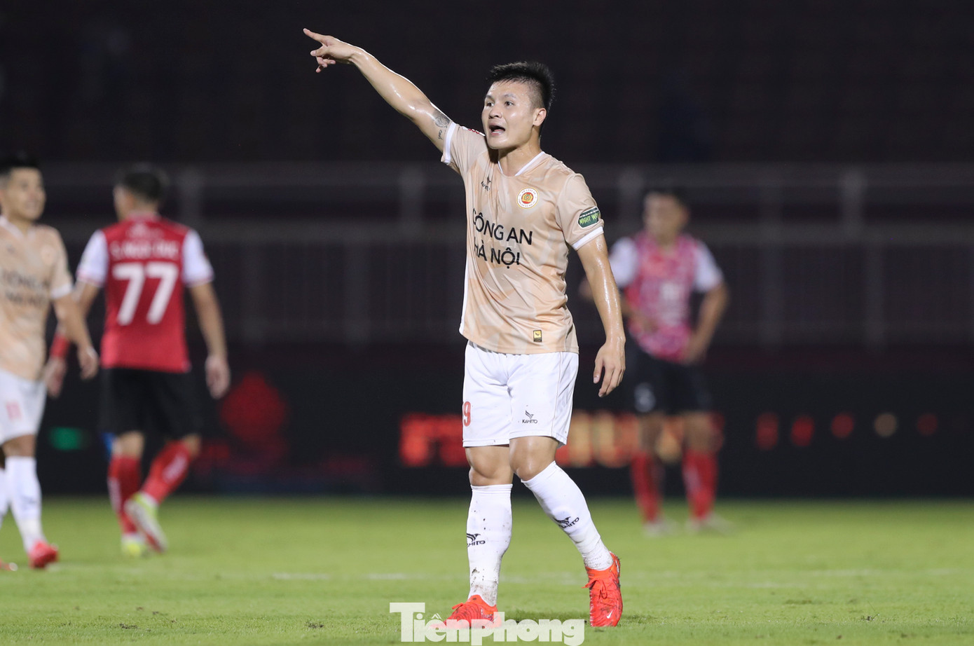 Quang Hải được vào sân ngay đầu hiệp 2 nhưng chơi hoàn toàn mờ nhạt. Dấu ấn duy nhất của tiền vệ số 19 là pha cứa lòng đưa bóng bay vọt xà ngang trong gang tấc ở phút 75.