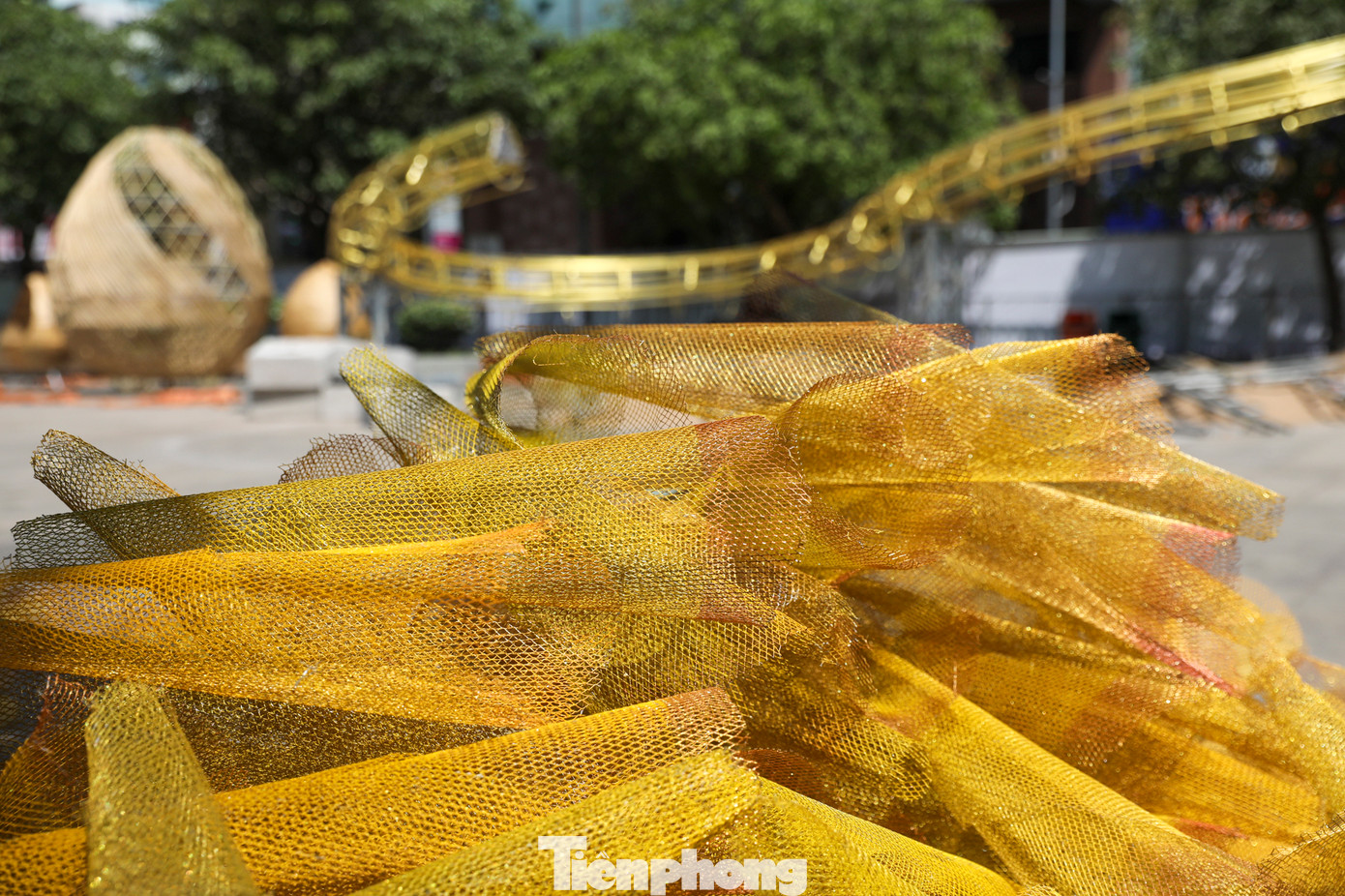 Đường hoa Nguyễn Huệ Tết 2024 sử dụng 3 gam màu chủ đạo là đỏ, cam, vàng của 99 chủng loại hoa như cẩm chướng, phong lữ, thược dược, màu gà, thu hải đường.... Dự kiến hơn 90.000 giỏ hoa các loại sẽ được sử dụng cho Đường hoa Tết 2024.