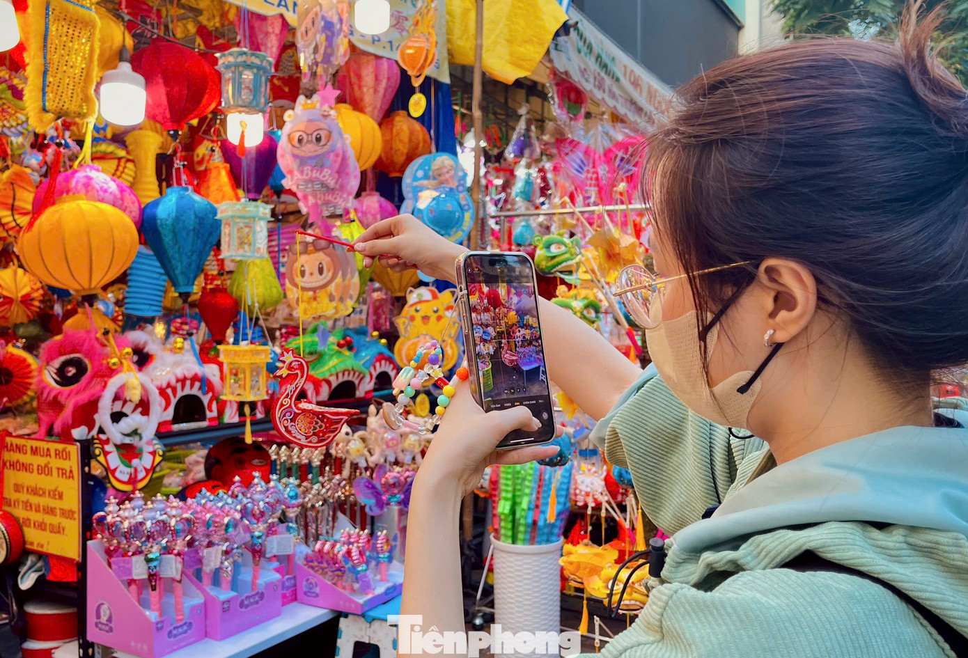 Những chiếc lồng đèn truyền thống mang vẻ đẹp giản dị, mộc mạc và được nhiều người ưa chuộng. Các chủ cửa hàng chia sẻ lồng đèn mini lại được quan tâm hơn những lồng đèn cỡ lớn bởi sự đa dạng mẫu mã và giá thành không quá cao chỉ từ 20.000 đồng - 25.000 đồng một chiếc.