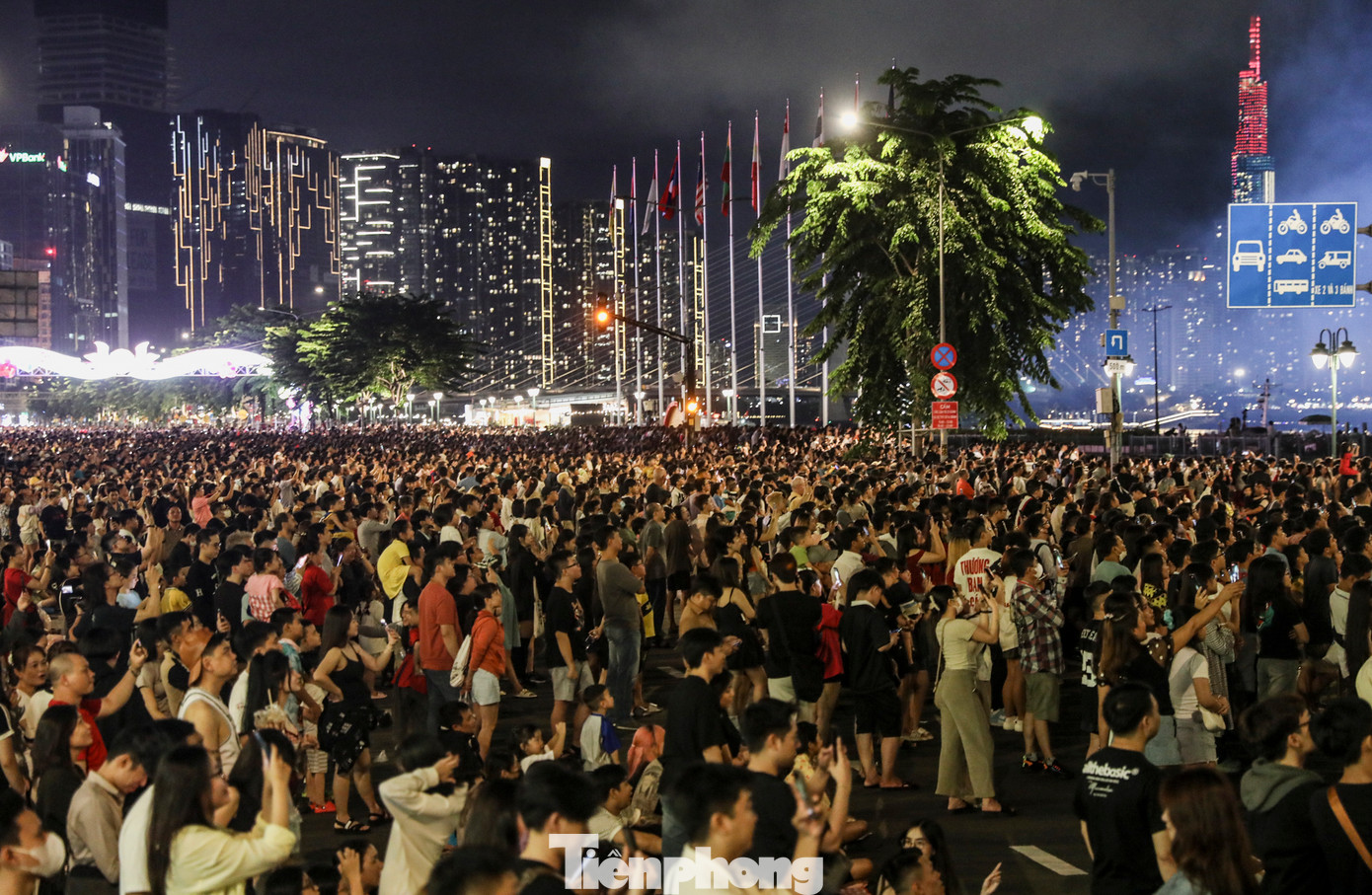Hàng nghìn người dân TPHCM đổ ra đường chờ xem pháo hoa mừng Quốc khánh 2/9. Những vị trí đẹp ở gần khu vực bắn pháo hoa gần như không còn chỗ trống.