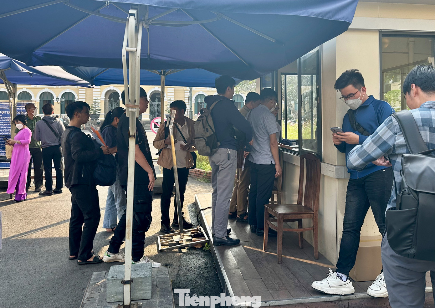 Các phóng viên phải tuân theo quy định tác nghiệp khá nghiêm ngặt để đảm bảo phiên toà diễn ra an toàn tuyệt đối.