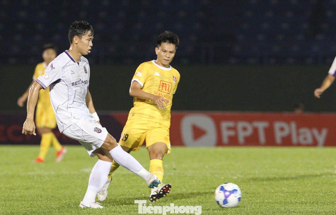 Đội khách liên tục có các pha hãm thành từ hai biên khá mạnh mẽ đặt khung thành của Bình Dương vào thế báo động. Đội khách liên tục có các pha hãm thành từ hai biên khá mạnh mẽ đặt khung thành của Bình Dương vào thế báo động.