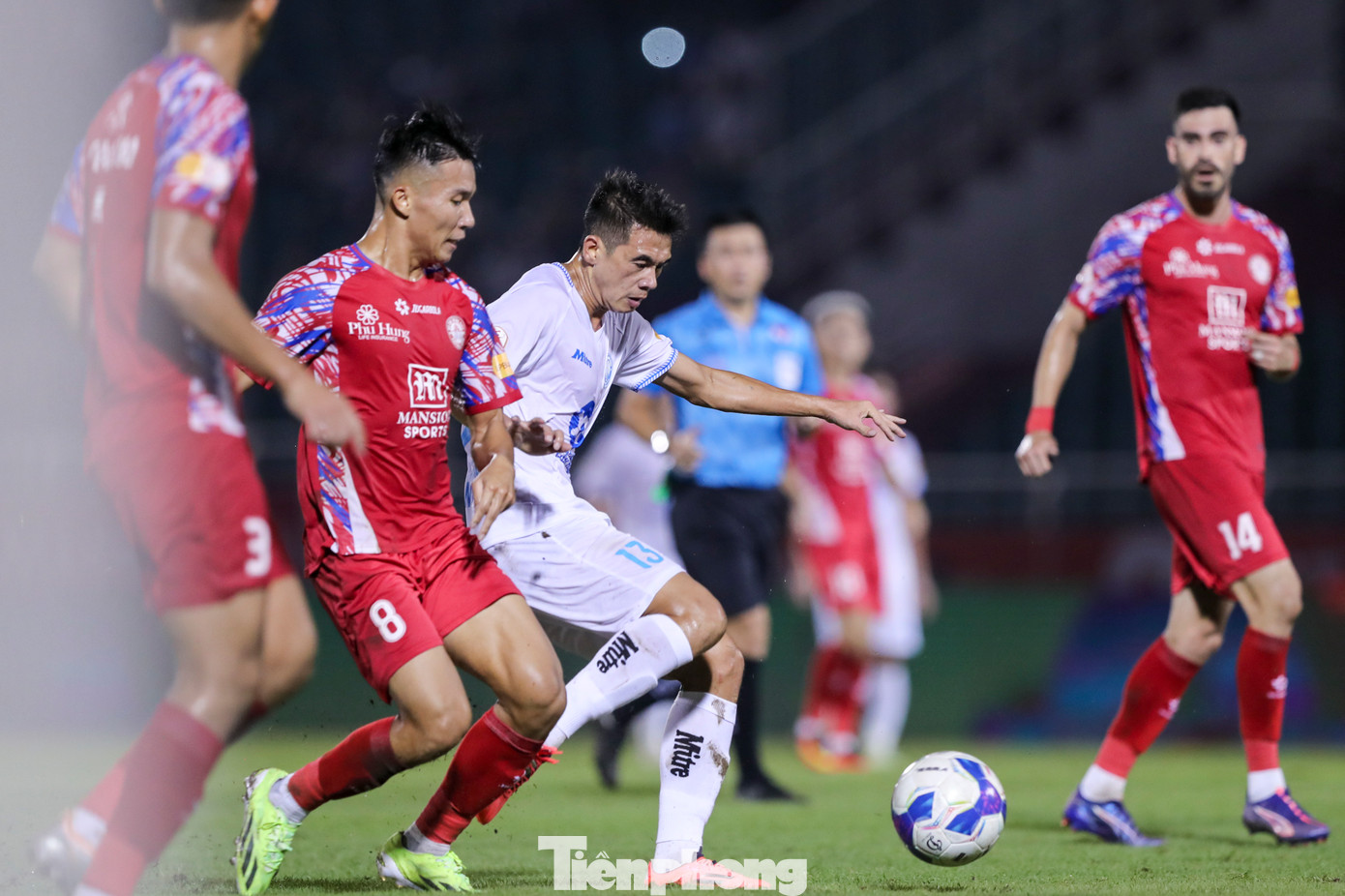 Hai đội chơi khá cởi mở khiến trận đấu diễn ra rất hấp dẫn. CLB Nam Định chủ động kiểm soát bóng ngay từ đầu với những pha tấn công biên sắc bén.