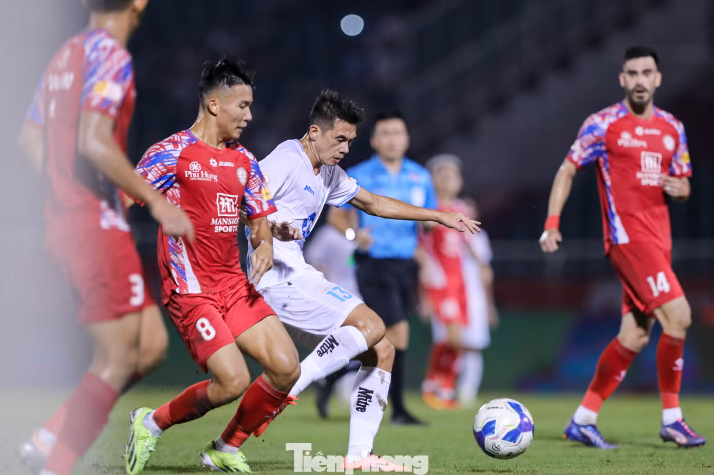 Hai đội chơi khá cởi mở khiến trận đấu diễn ra rất hấp dẫn. CLB Nam Định chủ động kiểm soát bóng ngay từ đầu với những pha tấn công biên sắc bén. Hai đội chơi khá cởi mở khiến trận đấu diễn ra rất hấp dẫn. CLB Nam Định chủ động kiểm soát bóng ngay từ đầu với những pha tấn công biên sắc bén.