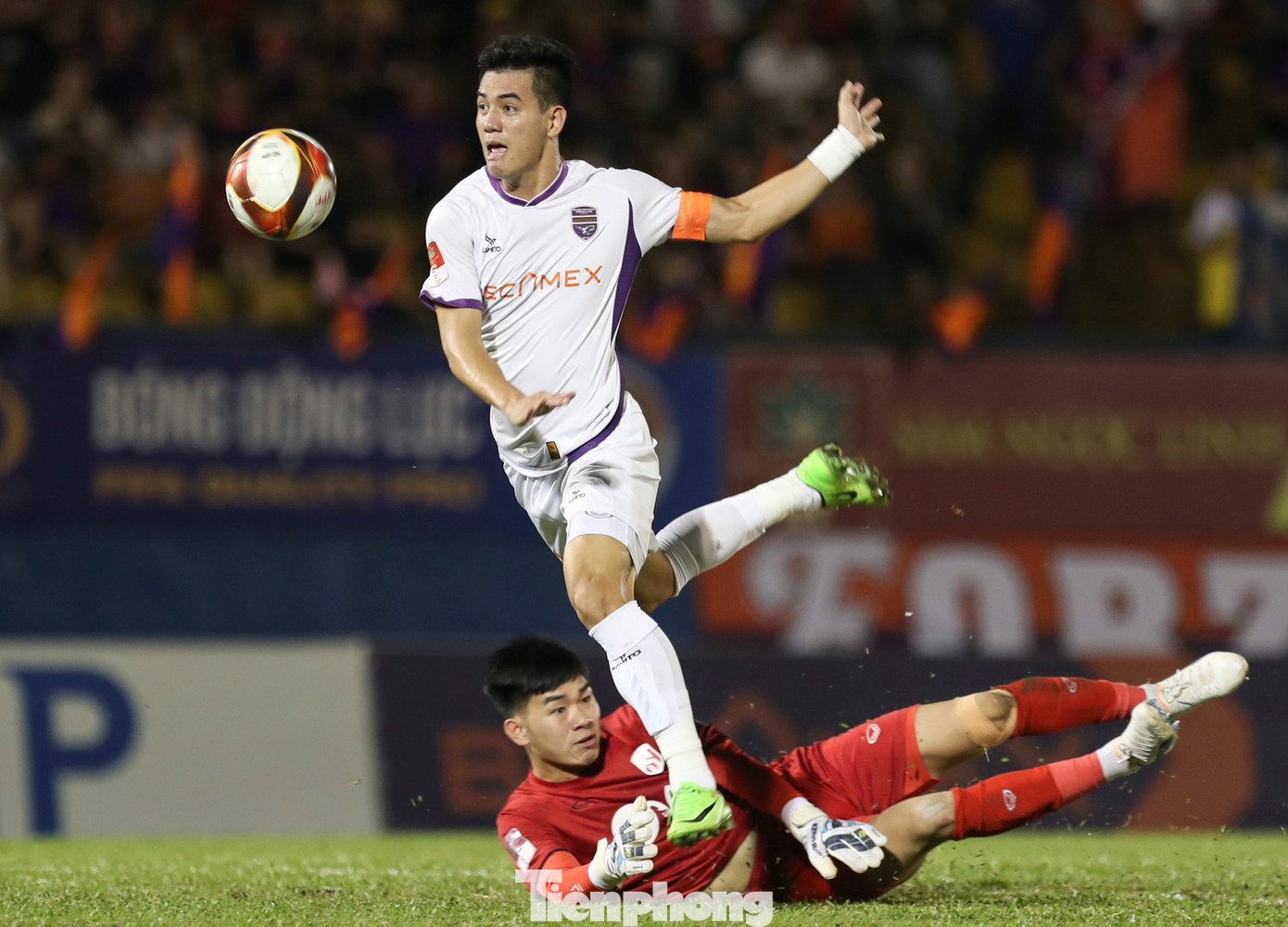 Sang hiệp 2 khó khăn càng tăng thêm cho SLNA, hàng thủ của họ phải dâng cao và ở phút 52 Tiến Linh đã có cú đúp sau khi thoát xuống từ đường chuyền của Charles rồi vượt qua thủ môn Văn Việt để ghi bàn.