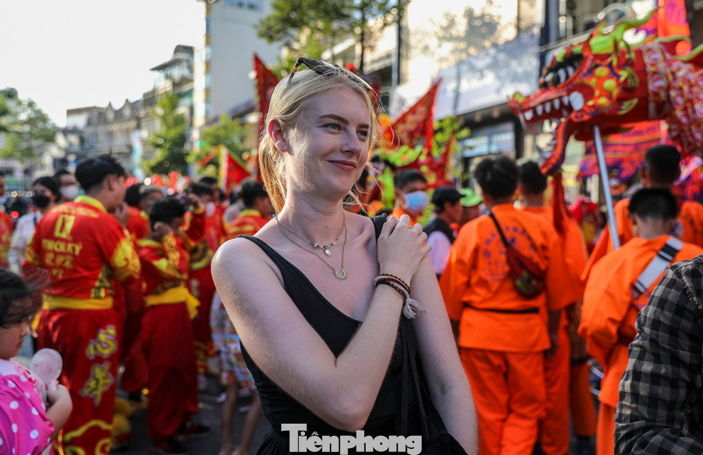 Các du khách nước ngoài bị thu hút bởi những nét đặc sắc của Lễ hội.