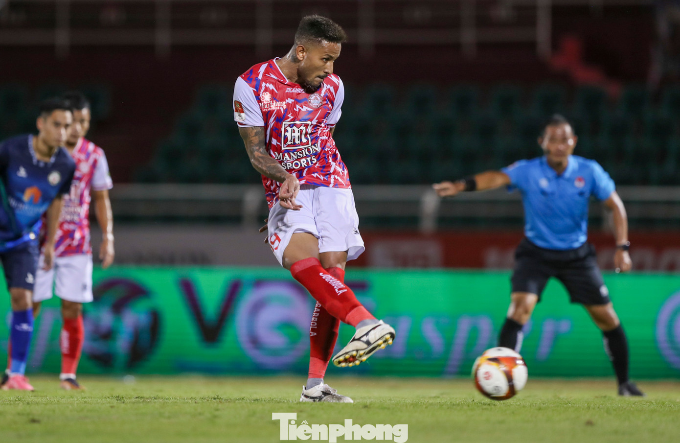 Trái ngọt đã đến với thầy trò HLV Phùng Thanh Phương khi họ được hưởng quả phạt đền ở phút 72. Wander Luiz không quá khó khăn để đem về bàn thắng quý giá nâng tỷ số lên 2-1 cho CLB TPHCM. Trái ngọt đã đến với thầy trò HLV Phùng Thanh Phương khi họ được hưởng quả phạt đền ở phút 72. Wander Luiz không quá khó khăn để đem về bàn thắng quý giá nâng tỷ số lên 2-1 cho CLB TPHCM.