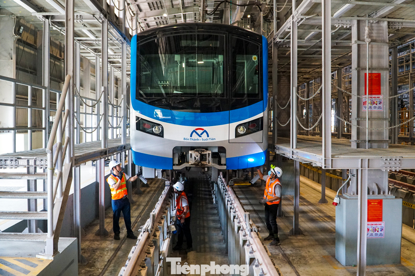 Tại đầu não depot Long Bình là đội ngũ bảo trì, bảo dưỡng tàu metro. Nhiệm vụ của đội ngũ này là bảo trì định kỳ, kiểm tra và sửa chữa các đoàn tàu.