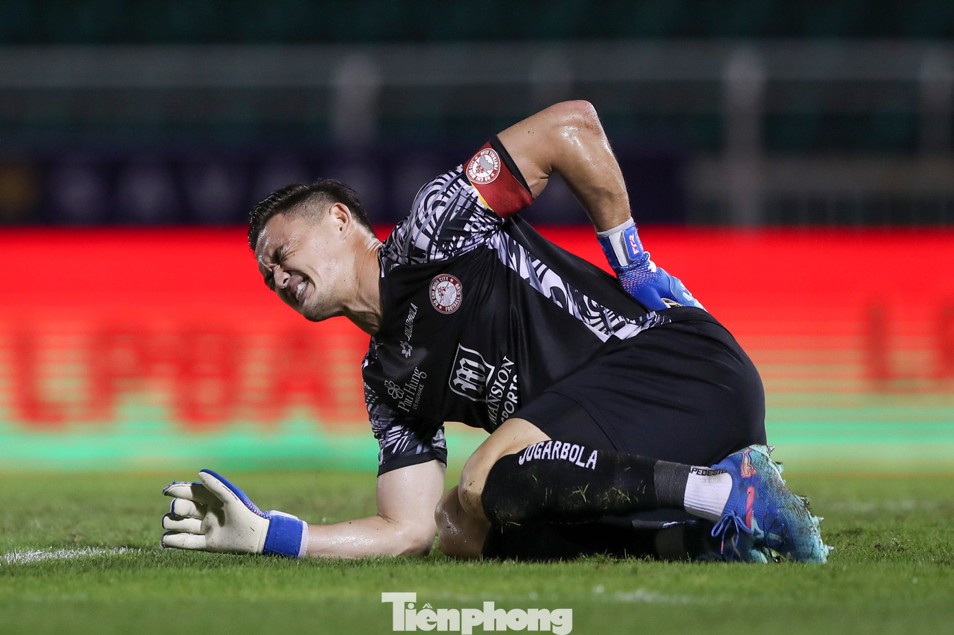 Thủ môn Lê Giang dính chấn thương phải ra sân, thay cho anh là Tiến Dũng, đội chủ nhà vì thế càng thêm âu lo ở những phút còn lại của trận đấu.