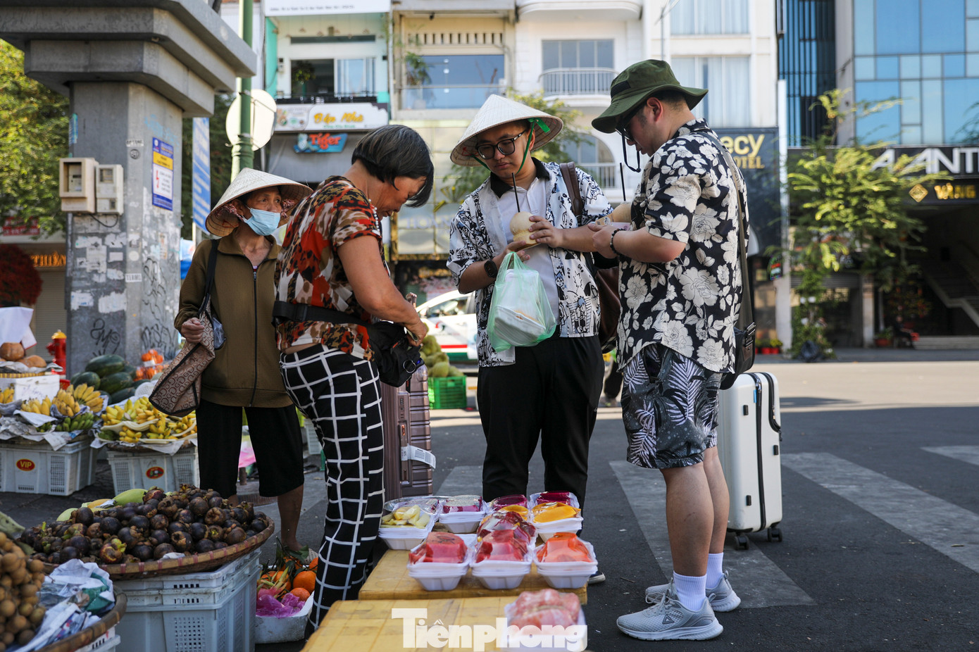 &quot;Thời tiết nắng nóng, mua ít trái cây ăn cũng là một giải pháp giải nhiệt tốt&quot;, một du khách người Trung Quốc chia sẻ.